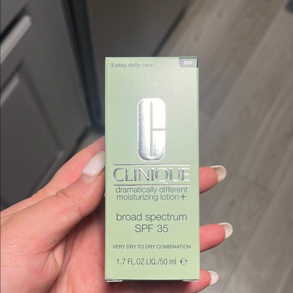 Clinique Moisturizing Lotion SPF 35 in Light Green